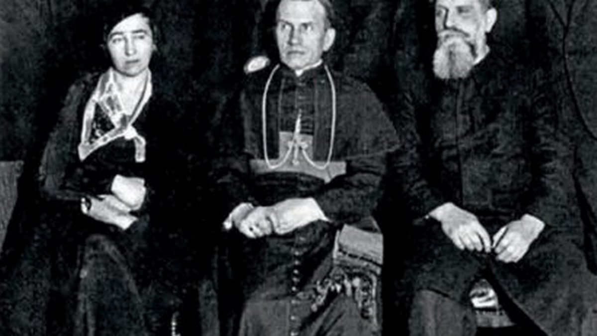Учасники конференції Ліги Націй у справі голоду в Україні у Відні: Мілена Рудницька, а також єпископ Никита Будка і доктор Мирон Горникевич Учасники конференції Ліги Націй у справі голоду в Україні у Відні: Мілена Рудницька, а також єпископ Никита Будка і доктор Мирон Горникевич