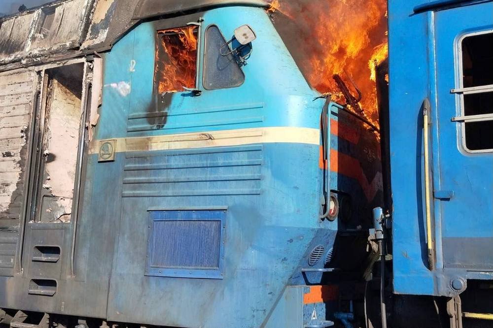 Ворожий дрон влучив у пасажирський поїзд на Запоріжжі (фото) 1 Ворожий дрон влучив у пасажирський поїзд на Запоріжжі (фото)
