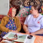 «Догляд вдома»: як Червоний Хрест допомагає самотнім українцям вразливих категорій