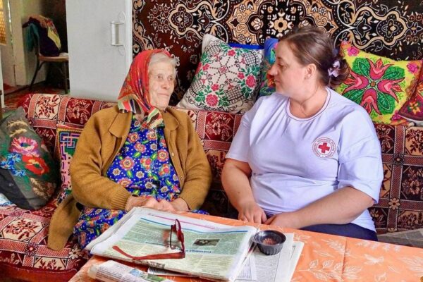 «Догляд вдома»: як Червоний Хрест допомагає самотнім українцям вразливих категорій