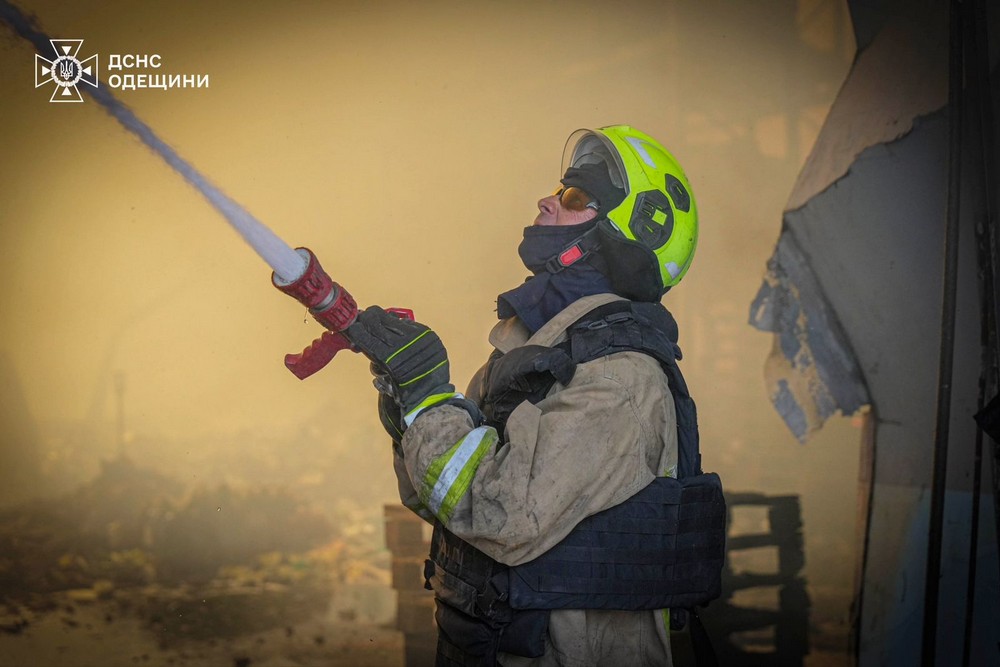 Є вбиті і багато поранених: ворог вдарив балістикою по складам з туалетним папером і мінеральними добривами на Одещині (фото) Є вбиті і багато поранених: ворог вдарив балістикою по складам з туалетним папером і мінеральними добривами на Одещині (фото)