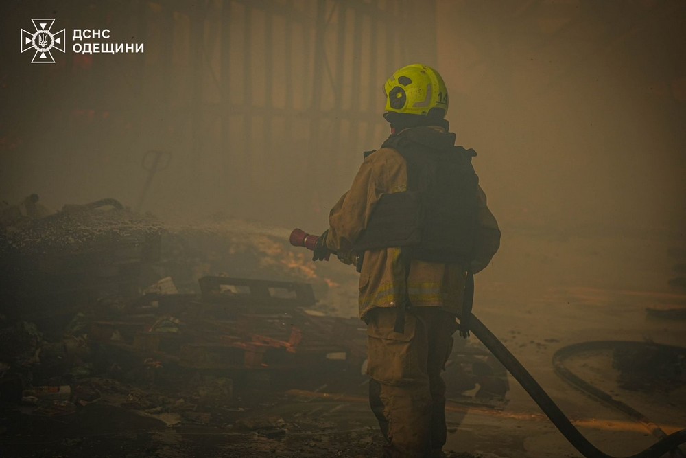 Є вбиті і багато поранених: ворог вдарив балістикою по складам з туалетним папером і мінеральними добривами на Одещині (фото) Є вбиті і багато поранених: ворог вдарив балістикою по складам з туалетним папером і мінеральними добривами на Одещині (фото)