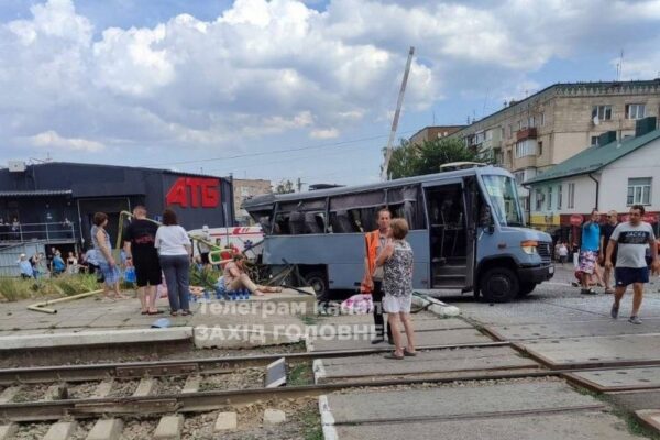Зіткнулися потяг і маршрутка на Рівненщині, є загиблі і постраждалі – УЗ