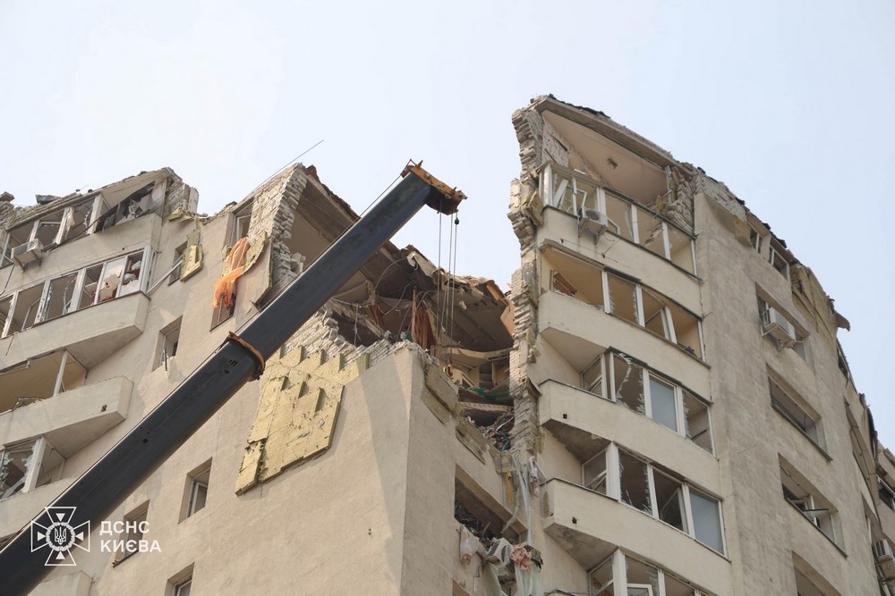 Завершено пошукову операцію у Дарницькому районі столиці: названо кількість загиблих у Києві (фото)