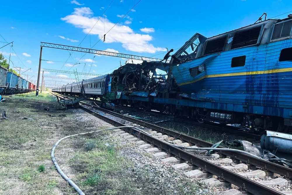 Ворог атакував пасажирський поїзд у Запорізькій області (фото, відео) 1 Ворог атакував пасажирський поїзд у Запорізькій області