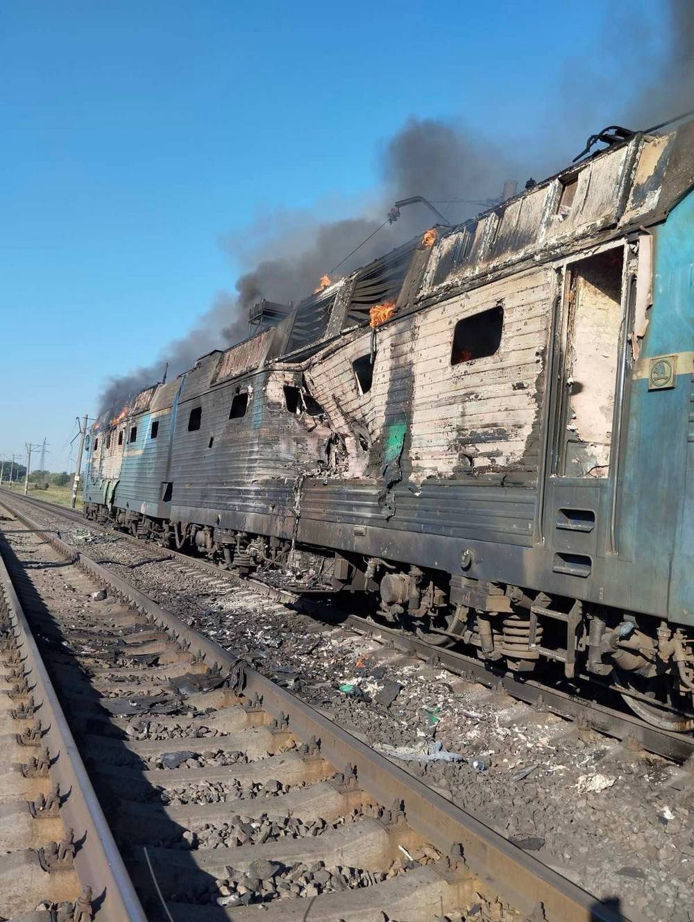 Ворожий дрон влучив у пасажирський поїзд на Запоріжжі (фото) Ворожий дрон влучив у пасажирський поїзд на Запоріжжі (фото)