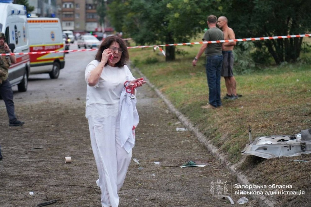 Армія РФ скинула бомби на житлову забудову Запоріжжя – багато постраждалих (фото, відео) Армія РФ скинула бомби на житлову забудову Запоріжжя – багато постраждалих (фото, відео)