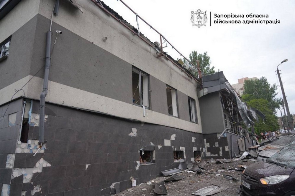 Армія РФ скинула бомби на житлову забудову Запоріжжя – багато постраждалих (фото, відео) Армія РФ скинула бомби на житлову забудову Запоріжжя – багато постраждалих (фото, відео)