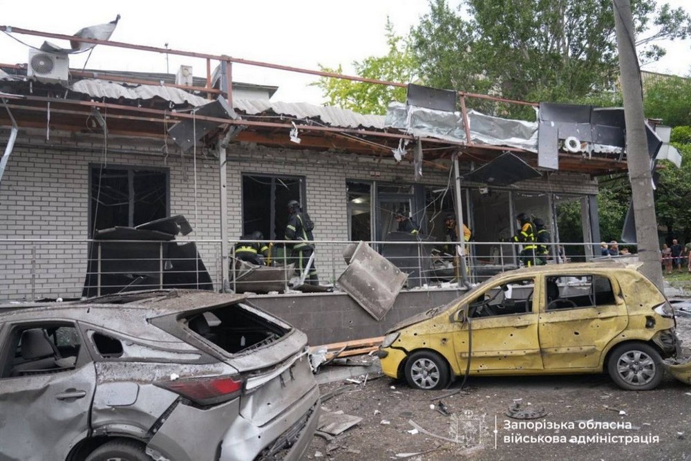 Армія РФ скинула бомби на житлову забудову Запоріжжя – багато постраждалих (фото, відео) Армія РФ скинула бомби на житлову забудову Запоріжжя – багато постраждалих (фото, відео)