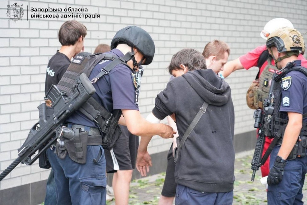 Армія РФ скинула бомби на житлову забудову Запоріжжя – багато постраждалих (фото, відео) Армія РФ скинула бомби на житлову забудову Запоріжжя – багато постраждалих (фото, відео)