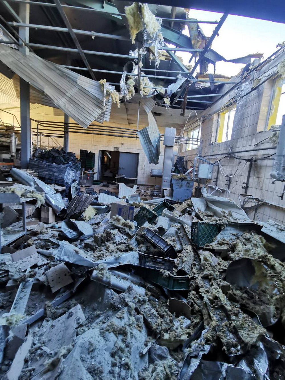 Зупинив роботу після обстрілу «Богодухівський молокозавод» на Харківщині. За словами власника, пошкодження дуже серйозні. Відновити виробництво наразі немає можливості.