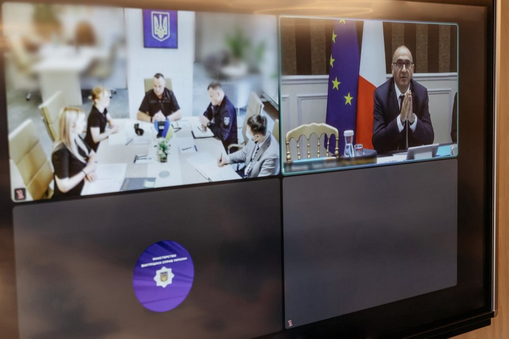 Україна відправила рятувальників ДСНС для гасіння лісових пожеж у Франції Україна відправила рятувальників ДСНС для гасіння лісових пожеж у Франції
