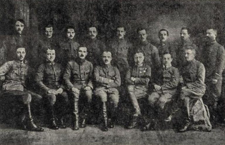 Державний секретаріат військових справ ЗУНР, лютий 1919. Сидять зліва направо Володимир Бемко, Орест Підляшецький, Петро Бубела, Дмитро Вітовський, Ростислав-Едмунд Білас, Никифор Гірняк, Роман Шипайло. Стоять зліва направо Нестор Гаморак, Юліан Буцманюк, Теодор Сивак, Гриць Герасимович, Остап Бородієвич, Семен Магаляс, Володимир Тимцюрак, Василь Панчак, Іван Боберський / Українська Вікіпедія
