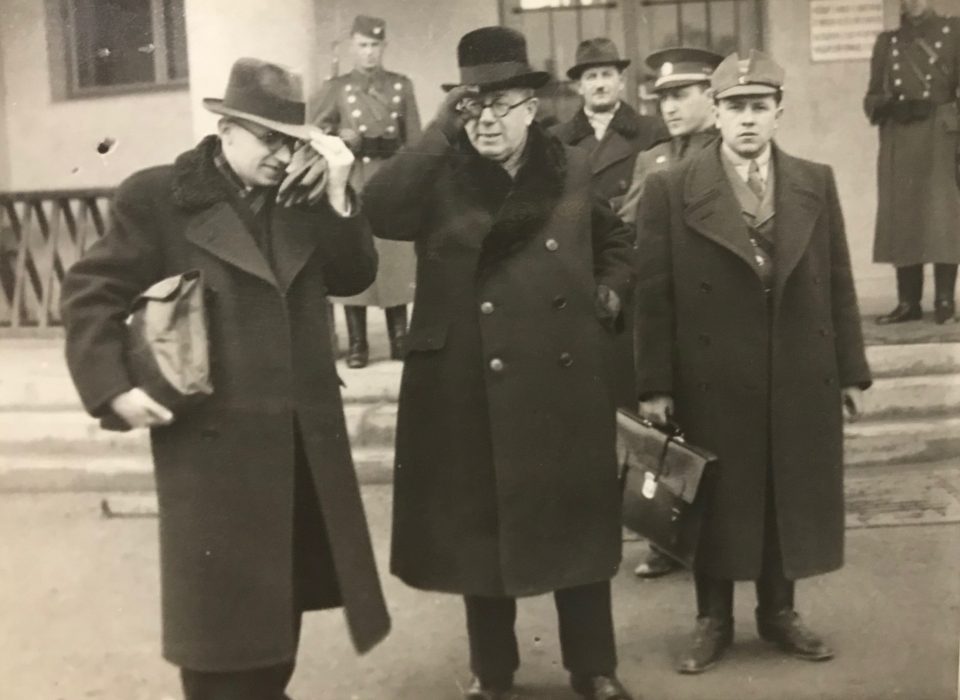 Президент Волошин виходить з Державного Будинку у Хусті, 1939 рік. Фото Каленика Лисюка Президент Волошин виходить з Державного Будинку у Хусті, 1939 рік. Фото Каленика Лисюка