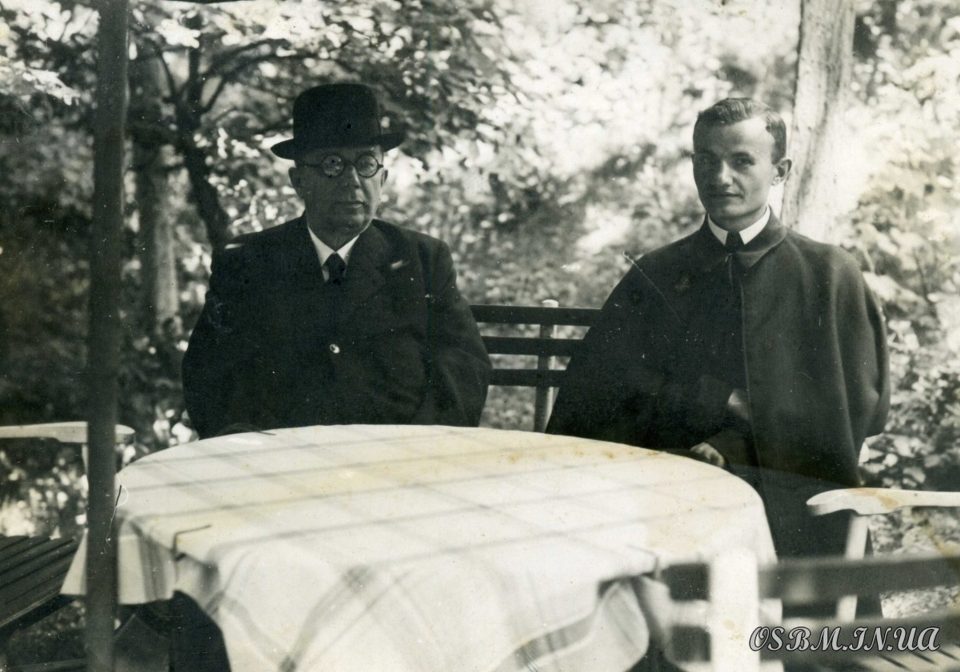 Священники Августин Волошин і Анастасій Ключик у Празі, 1940 ві роки Священники Августин Волошин і Анастасій Ключик у Празі, 1940 ві роки