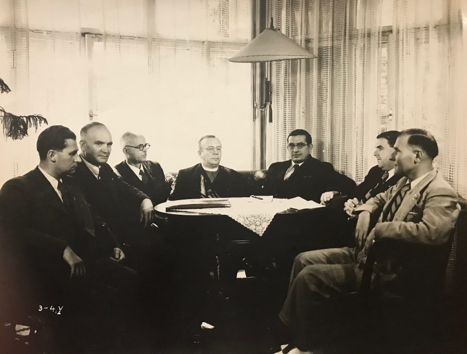 Зліва направо – кінопродюсер Р.Мишкович, президент «Дніпрофільм корпарації» К.Лисюк, голова Сойму КУ А.Штефан президент А.Волошин міністр Ю.Ревай, В.Комаринський, очільник відділу пропаганди, С.Довгаль, редактор Зліва направо – кінопродюсер Р.Мишкович, президент «Дніпрофільм корпарації» К.Лисюк, голова Сойму КУ А.Штефан президент А.Волошин міністр Ю.Ревай, В.Комаринський, очільник відділу пропаганди, С.Довгаль, редактор