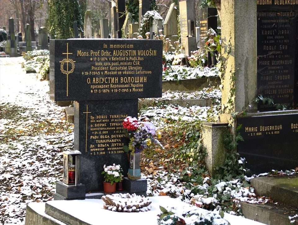 Символічна могила Августина Волошина у Празі Символічна могила Августина Волошина у Празі