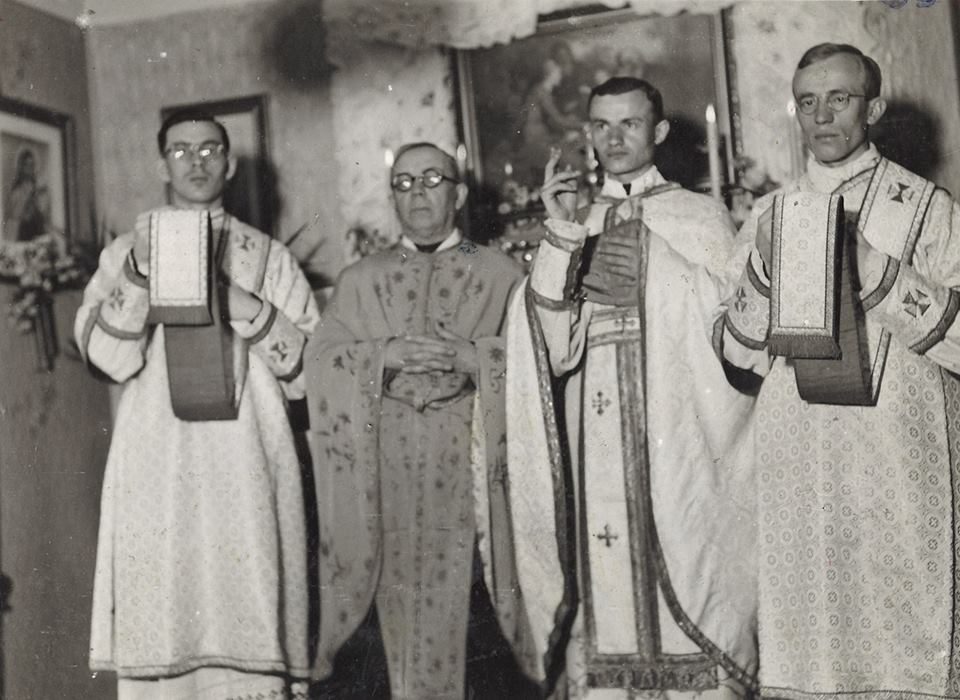 Отець Августин Волошин відправляє літургію. Прага, 1940-ві роки, 1939 Отець Августин Волошин відправляє літургію. Прага, 1940-ві роки, 1939