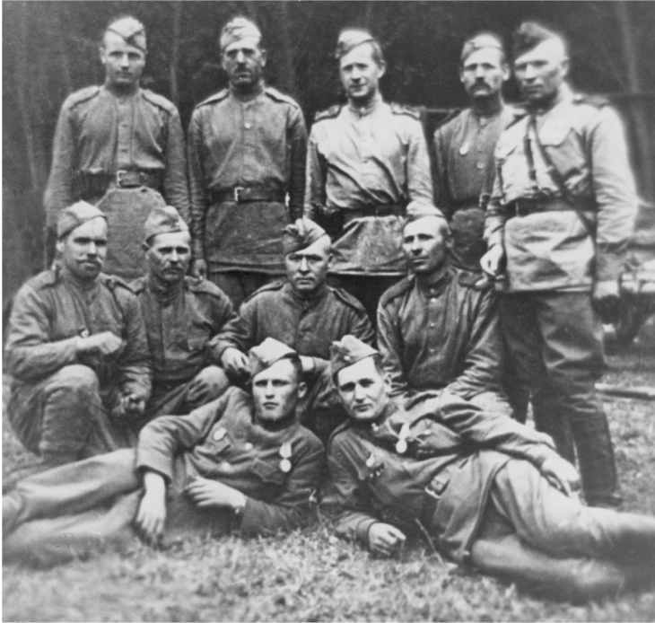 На фото Олесь Гончар із бойовими побратимами (справа внизу) На фото Олесь Гончар із бойовими побратимами (справа внизу)