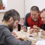 Їжа, одяг, медична і соціальна допомога: У Львові відзавтра запрацює «Мобільний простір підтримки» для бездомних людей