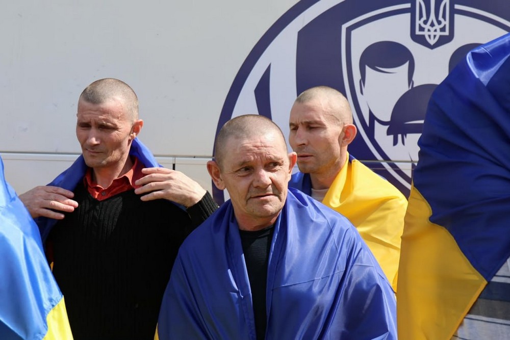 103 українські воїни повертаються додому з російського полону: фото 103 українські воїни повертаються додому з російського полону: фото