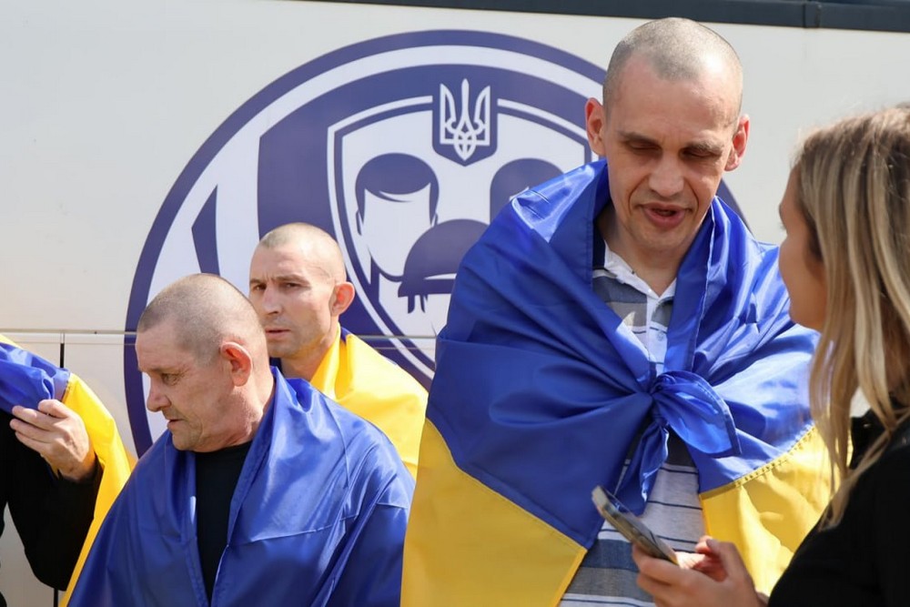 103 українські воїни повертаються додому з російського полону: фото 103 українські воїни повертаються додому з російського полону: фото