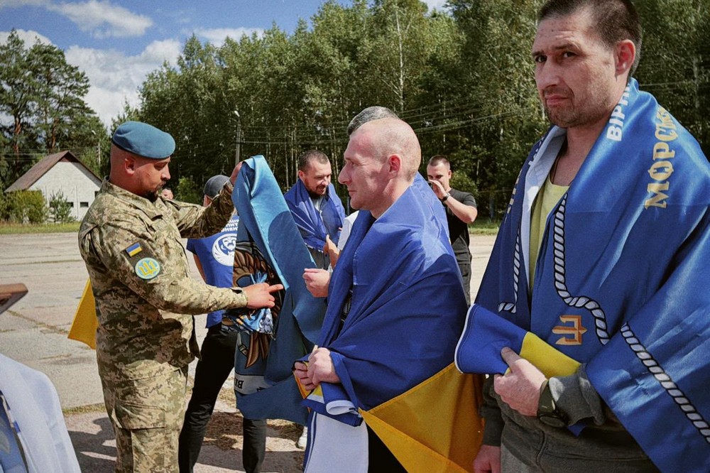 Всі вони вважалися зниклими безвісти: в межах спеціального обміну сьогодні додому повертаються 10 українських Захисників (фото) Всі вони вважалися зниклими безвісти: в межах спеціального обміну сьогодні додому повертаються 10 українських Захисників (фото)