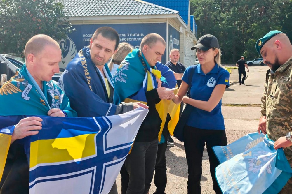 Всі вони вважалися зниклими безвісти: в межах спеціального обміну сьогодні додому повертаються 10 українських Захисників (фото) Всі вони вважалися зниклими безвісти: в межах спеціального обміну сьогодні додому повертаються 10 українських Захисників (фото)