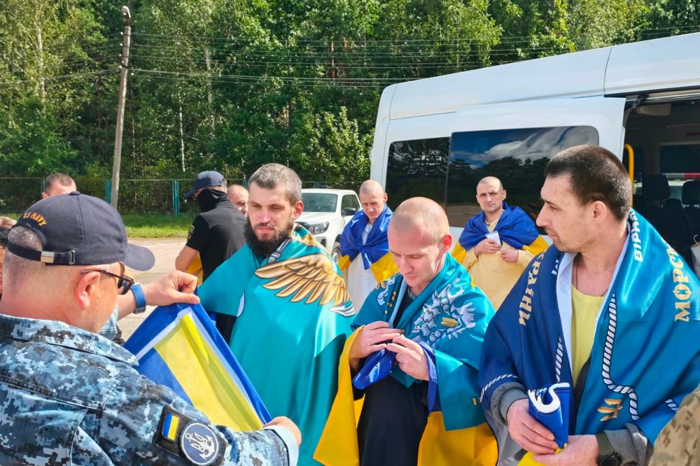 Всі вони вважалися зниклими безвісти: в межах спеціального обміну сьогодні додому повертаються 10 українських Захисників (фото) Всі вони вважалися зниклими безвісти: в межах спеціального обміну сьогодні додому повертаються 10 українських Захисників (фото)