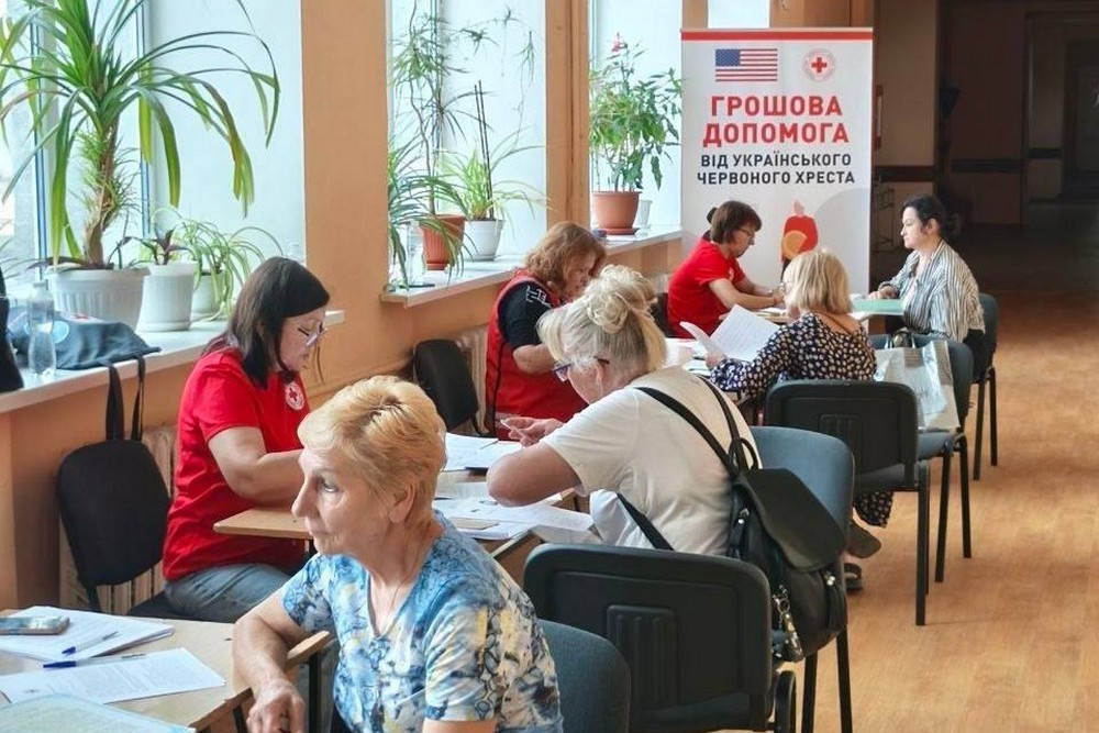 Грошова допомога від Червоного Хреста: 12 300 грн кожному члену домогосподарства – хто отримує, куди звертатися