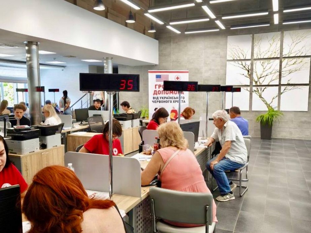 Для отримання інформації щодо грошової допомоги можна звернутися до Інформаційного центру ТЧХУ 0800332656 або до вашої місцевої організації.  https://redcross.org.ua/contacts/. Контакти відділень ЧХ у різних населених пунктах також ЗА ЦИМ ПОСИЛАННЯМ.