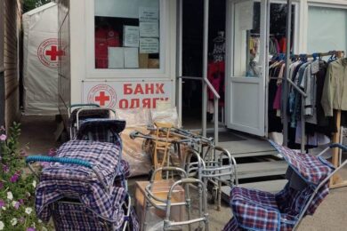 Речі безкоштовно на Запоріжжі: працює Банк одягу Українського Червоного Хреста