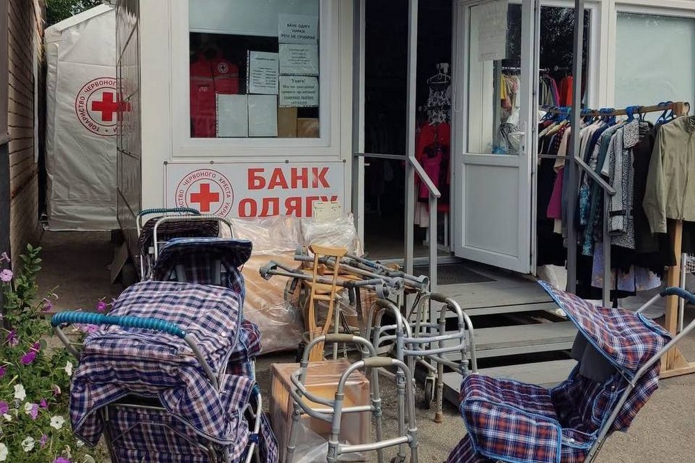 Речі безкоштовно на Запоріжжі: працює Банк одягу Українського Червоного Хреста