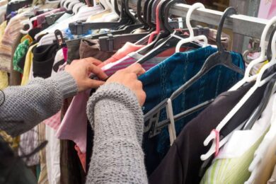 Безкоштовно одяг у Києві для жінок і дітей: хто і де може отримати