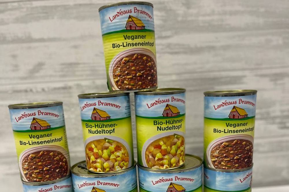 Продуктова допомога у Харкові – можна отримати консервовані супи у банках