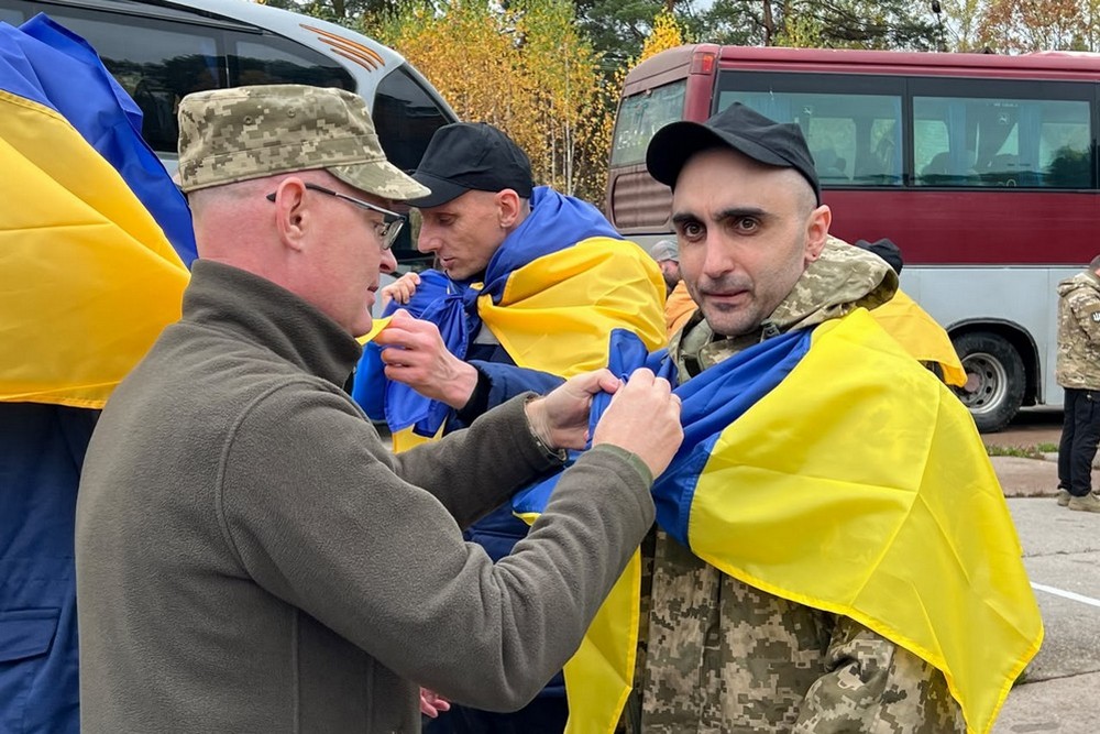 Відбувся обмін полоненими 23 жовтня 2026 року. 270 українців вдома. Серед них є ті, кого вважали загиблими. (2) Відбувся обмін полоненими 23 жовтня 2026 року. 270 українців вдома. Серед них є ті, кого вважали загиблими. (2)