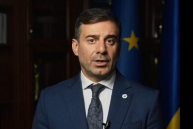 Чи мають право працівники ТЦК забирати телефон чи вантажити в бус силоміць? Чітка відповідь омбудсмана